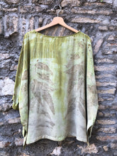 Carica l'immagine nel visualizzatore di Gallery, Blusa Bea Seta di Bambù- Ecoprint e tinture vegetali