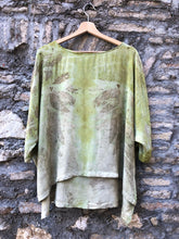 Carica l'immagine nel visualizzatore di Gallery, Blusa Bea Seta di Bambù- Ecoprint e tinture vegetali