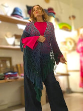 Carica l'immagine nel visualizzatore di Gallery, Maxi Scialle Boho uncinetto sfumato con frange - Frida's Wings