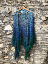 Carica l'immagine nel visualizzatore di Gallery, Maxi Scialle Boho uncinetto sfumato con frange - Frida's Wings