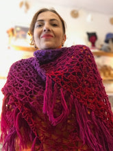 Carica l'immagine nel visualizzatore di Gallery, Maxi Scialle Boho uncinetto sfumato con frange - Frida's Wings