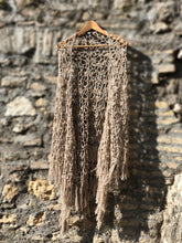Carica l'immagine nel visualizzatore di Gallery, Maxi Scialle Boho uncinetto con frange in Lino - Frida's Wings