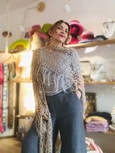 Carica l'immagine nel visualizzatore di Gallery, Maxi Scialle Boho uncinetto con frange in Lino - Frida's Wings