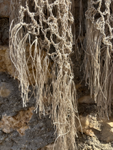 Carica l'immagine nel visualizzatore di Gallery, Maxi Scialle Boho uncinetto con frange in Lino 100% - Frida's Wings