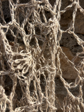 Carica l'immagine nel visualizzatore di Gallery, Maxi Scialle Boho uncinetto con frange in Lino 100% - Frida's Wings