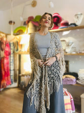 Carica l'immagine nel visualizzatore di Gallery, Maxi Scialle Boho uncinetto con frange in Lino - Frida's Wings