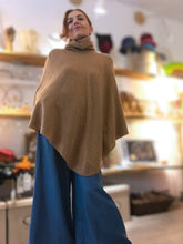 Carica l'immagine nel visualizzatore di Gallery, Poncho Cashmere rigenerato