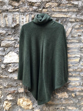 Carica l'immagine nel visualizzatore di Gallery, Poncho Cashmere rigenerato