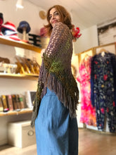 Carica l'immagine nel visualizzatore di Gallery, Maxi Scialle Boho uncinetto sfumato con frange - Frida's Wings