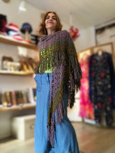 Carica l'immagine nel visualizzatore di Gallery, Maxi Scialle Boho uncinetto sfumato con frange - Frida's Wings