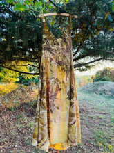 Carica l'immagine nel visualizzatore di Gallery, Abito lungo Splendore - Ecoprint e tintura vegetale