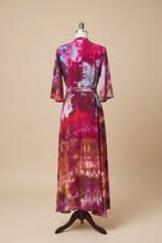 Load image into Gallery viewer, Abito Thesan Aurora retro su manichino sartoriale