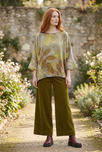 Carica l'immagine nel visualizzatore di Gallery, Blusa Bea con maniche a tre quarti e polsini leggermente a ruota, pantaloni palazzo e biker borgogna