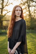 Load image into Gallery viewer, Blusa Bea Organza Nera Close-up