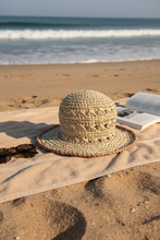 Carica l'immagine nel visualizzatore di Gallery, Cappello Cloche Lea su Asciugamano Mare