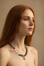 Cargar imagen en el visor de la galería, Close-up modella con collana artigianale