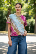 Load image into Gallery viewer, Close-up T-Shirt diagonal con jeans palazzo