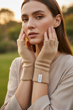 Carica l'immagine nel visualizzatore di Gallery, Guanti Sasha Beige Sabbia Corretto - Editorial