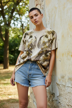 Load image into Gallery viewer, Modella androgina T-Shirt Ecoprint short molto corti