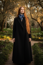 Load image into Gallery viewer, Modella con cappotto nero e mini sciarpa Victoria