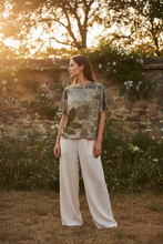 Load image into Gallery viewer, Modella con t-shirt fronte taglia S e pantaloni fluidi