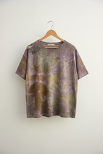 Carica l'immagine nel visualizzatore di Gallery, T-shirt ecoprint fronte sfondo neutro