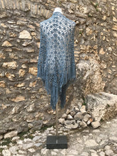 Carica l'immagine nel visualizzatore di Gallery, Scialle Boho uncinetto - Frida's Wings
