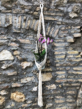 Carica l'immagine nel visualizzatore di Gallery, Portavaso Sospensione Macramè Orchidea - Cotone Rigenerato Made in Italy
