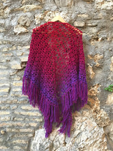 Carica l'immagine nel visualizzatore di Gallery, Maxi Scialle Boho uncinetto sfumato con frange - Frida's Wings