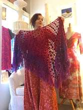 Carica l'immagine nel visualizzatore di Gallery, Maxi Scialle Boho uncinetto sfumato con frange - Frida's Wings