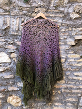 Carica l'immagine nel visualizzatore di Gallery, Maxi Scialle Boho uncinetto sfumato con frange - Frida's Wings