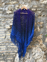 Carica l'immagine nel visualizzatore di Gallery, Maxi Scialle Boho uncinetto sfumato con frange - Frida's Wings
