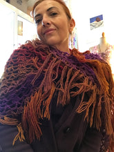 Carica l'immagine nel visualizzatore di Gallery, Maxi Scialle Boho uncinetto sfumato con frange - Frida's Wings