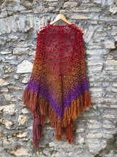 Carica l'immagine nel visualizzatore di Gallery, Maxi Scialle Boho uncinetto sfumato con frange - Frida's Wings