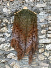 Carica l'immagine nel visualizzatore di Gallery, Maxi Scialle Boho uncinetto sfumato con frange - Frida's Wings