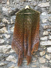 Carica l'immagine nel visualizzatore di Gallery, Maxi Scialle Boho uncinetto sfumato con frange - Frida's Wings