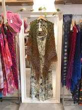 Carica l'immagine nel visualizzatore di Gallery, Maxi Scialle Boho uncinetto sfumato con frange - Frida's Wings