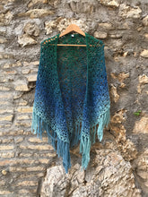 Carica l'immagine nel visualizzatore di Gallery, Maxi Scialle Boho uncinetto sfumato con frange - Frida's Wings