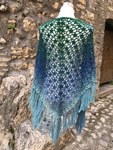 Carica l'immagine nel visualizzatore di Gallery, Maxi Scialle Boho uncinetto sfumato con frange - Frida's Wings