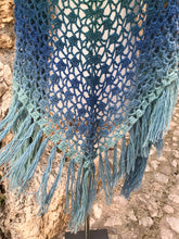 Carica l'immagine nel visualizzatore di Gallery, Maxi Scialle Boho uncinetto sfumato con frange - Frida's Wings