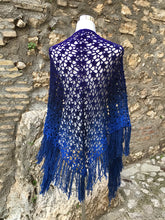 Carica l'immagine nel visualizzatore di Gallery, Maxi Scialle Boho uncinetto sfumato con frange - Frida's Wings