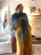 Carica l'immagine nel visualizzatore di Gallery, Maxi Scialle Boho uncinetto sfumato con frange - Frida's Wings