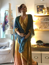 Carica l'immagine nel visualizzatore di Gallery, Maxi Scialle Boho uncinetto sfumato con frange - Frida's Wings
