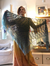 Carica l'immagine nel visualizzatore di Gallery, Maxi Scialle Boho uncinetto sfumato con frange - Frida's Wings