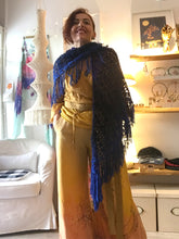 Carica l'immagine nel visualizzatore di Gallery, Maxi Scialle Boho uncinetto sfumato con frange - Frida's Wings