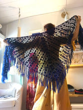 Carica l'immagine nel visualizzatore di Gallery, Maxi Scialle Boho uncinetto sfumato con frange - Frida's Wings