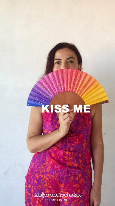 The secret language of the "Abanico" (fan) - Kiss me
