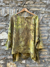 Load image into Gallery viewer, Blouse Bea - deadstock silk - Ecoprint - green
