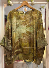 Carica l&#39;immagine nel visualizzatore di Gallery, Blusa Bea -  seta deadstock Ecoprint
