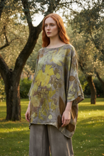 Cargar imagen en el visor de la galería, Modella con Blusa Bea Luce nel Sottobosco in seta ecoprint, vista frontale
